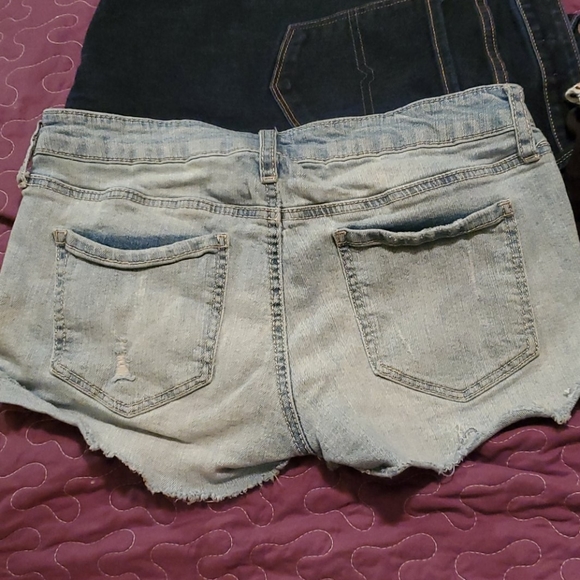 Distressed jean shorts - Picture 3 of 3
